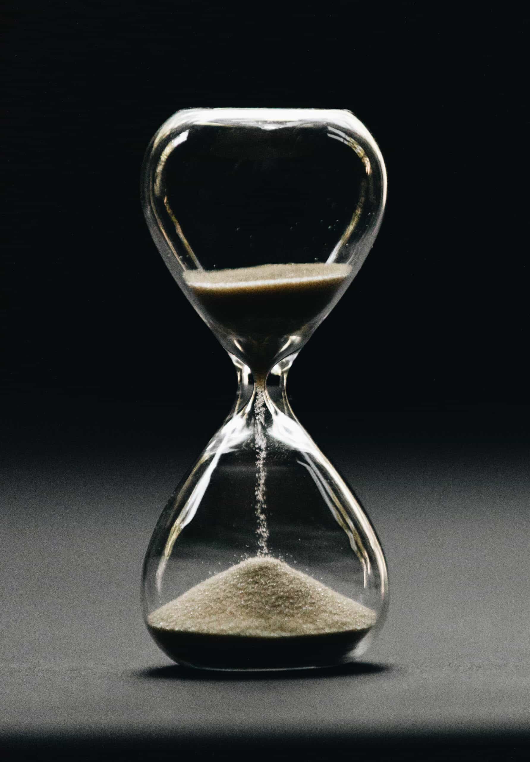 hourglass halfway empty/ful